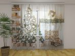 Karácsonyfa fehér és fa dekorációkkal